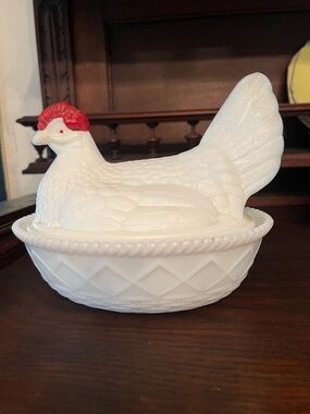 VTG Westmoreland White Milk Glass Hen on Nest, 7 1/2”, Split Tail, Mint